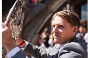 拜仁社媒晒弗罗因德举起沙拉盘照片，祝体育总监48岁生日快乐