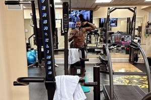 八点不到詹姆斯完成早上训练 晒出自拍照&amp;泡冰水恢复视频