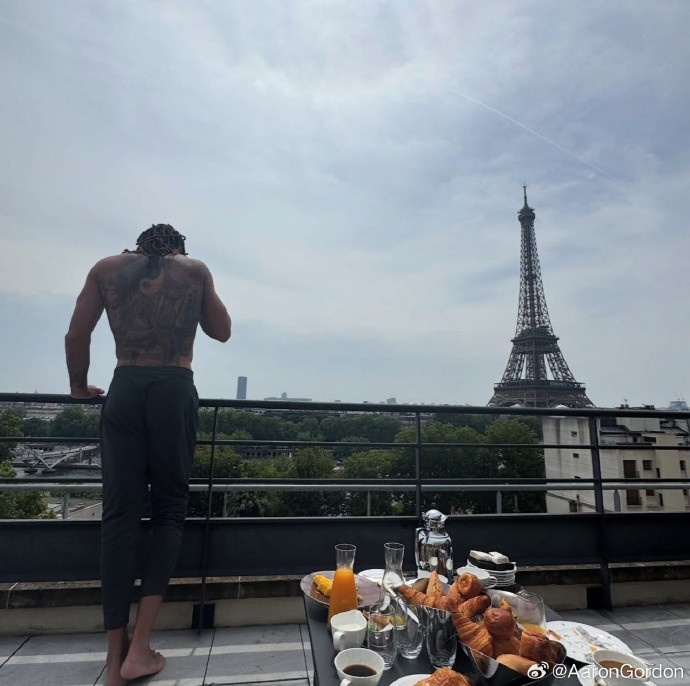 虎背熊腰🐯阿隆-戈登游玩巴黎 赤裸上身遥看埃菲尔铁塔