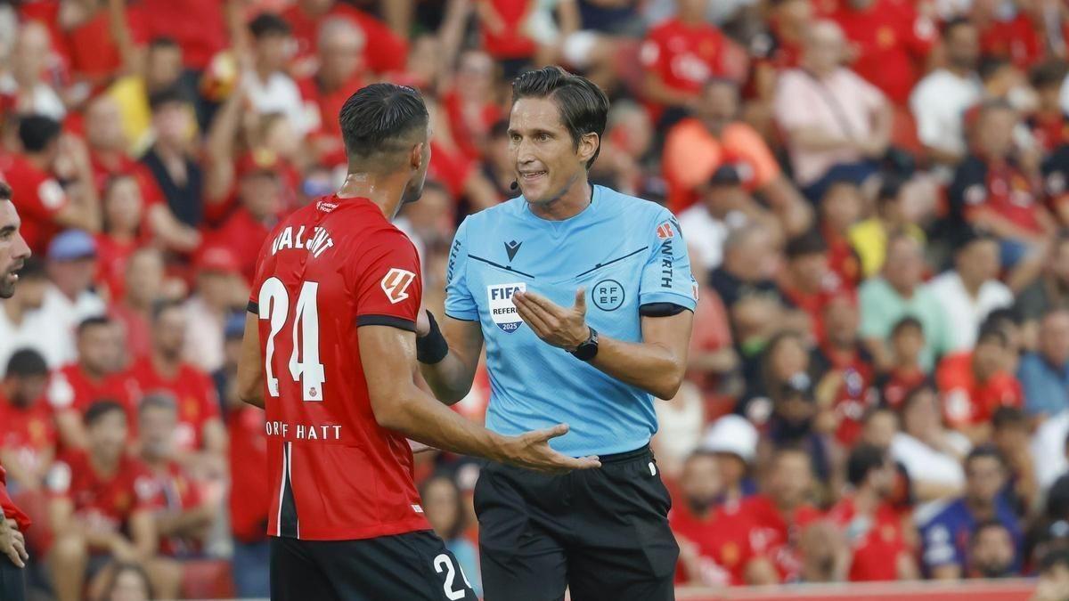 米兰体育官网-每体：巴萨首轮联赛裁判双重标准引发争议，数百球迷提前退场