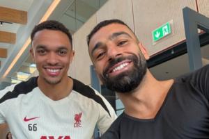 米兰体育官方网站-在暗示什么吗？萨拉赫晒与阿诺德双人自拍照，没有配文字