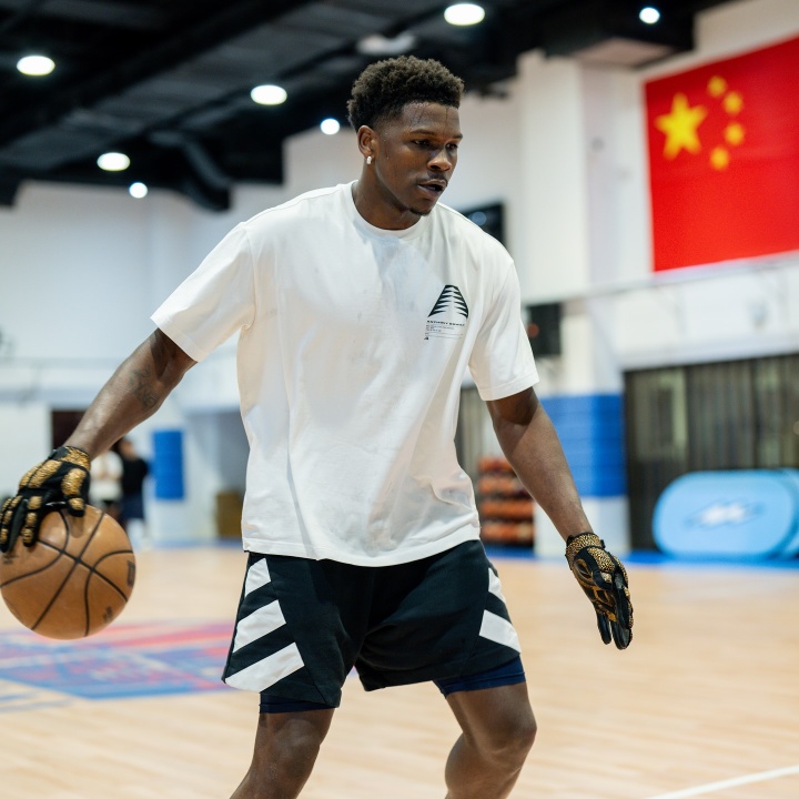 米兰体育官方网站-爱德华兹发布系列照片与国旗同框：以爱之名致敬祖国