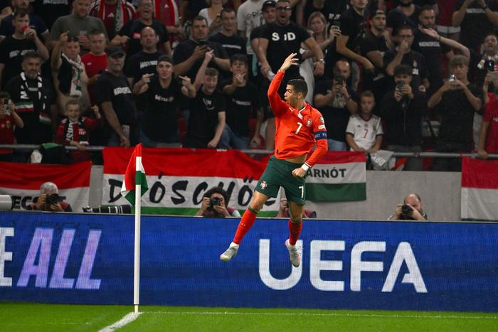 米兰体育官方网站-国家队历史射手榜：C罗223场141球继续领跑，梅西194场114球第二