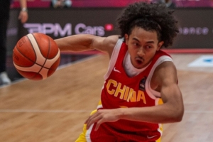 追到3分被换下&amp;全场打20分钟！朱正：我肩膀被撞到 教练想保护我