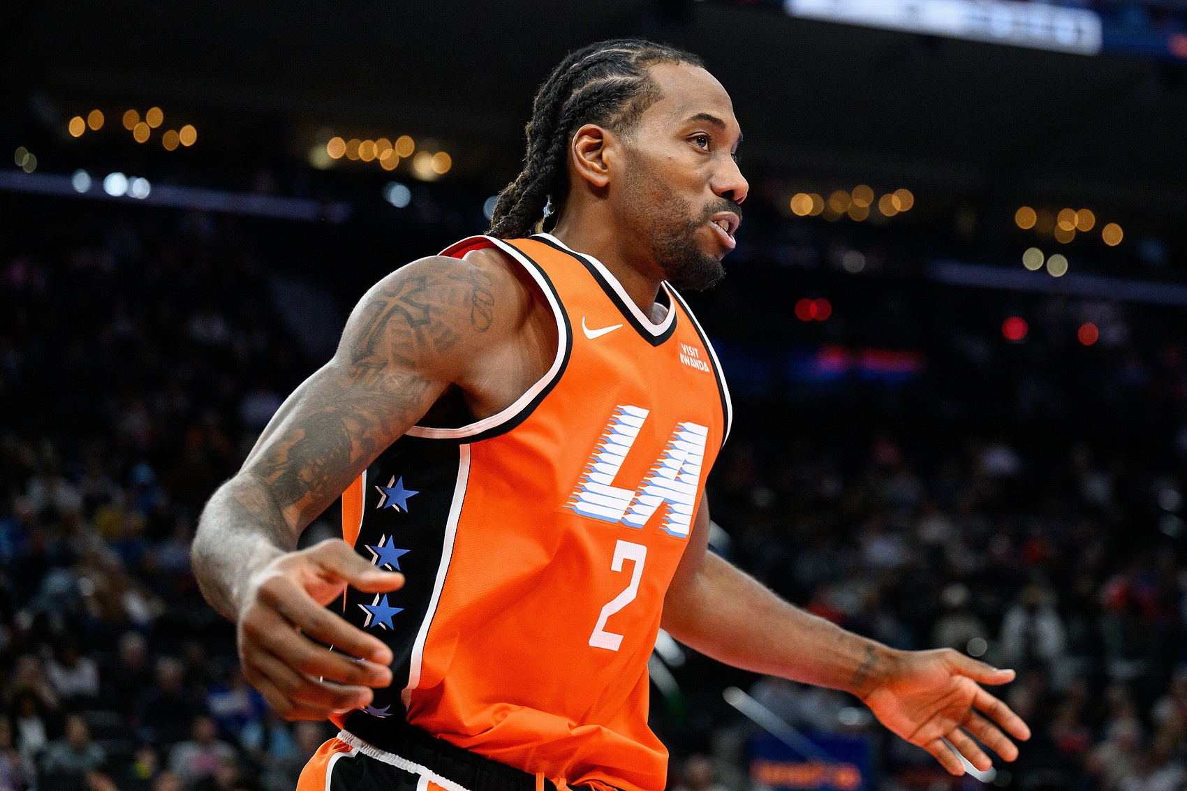 梦回FMVP那年！莱昂纳德半场砍下21分！连续18场砍20+生涯第2长！